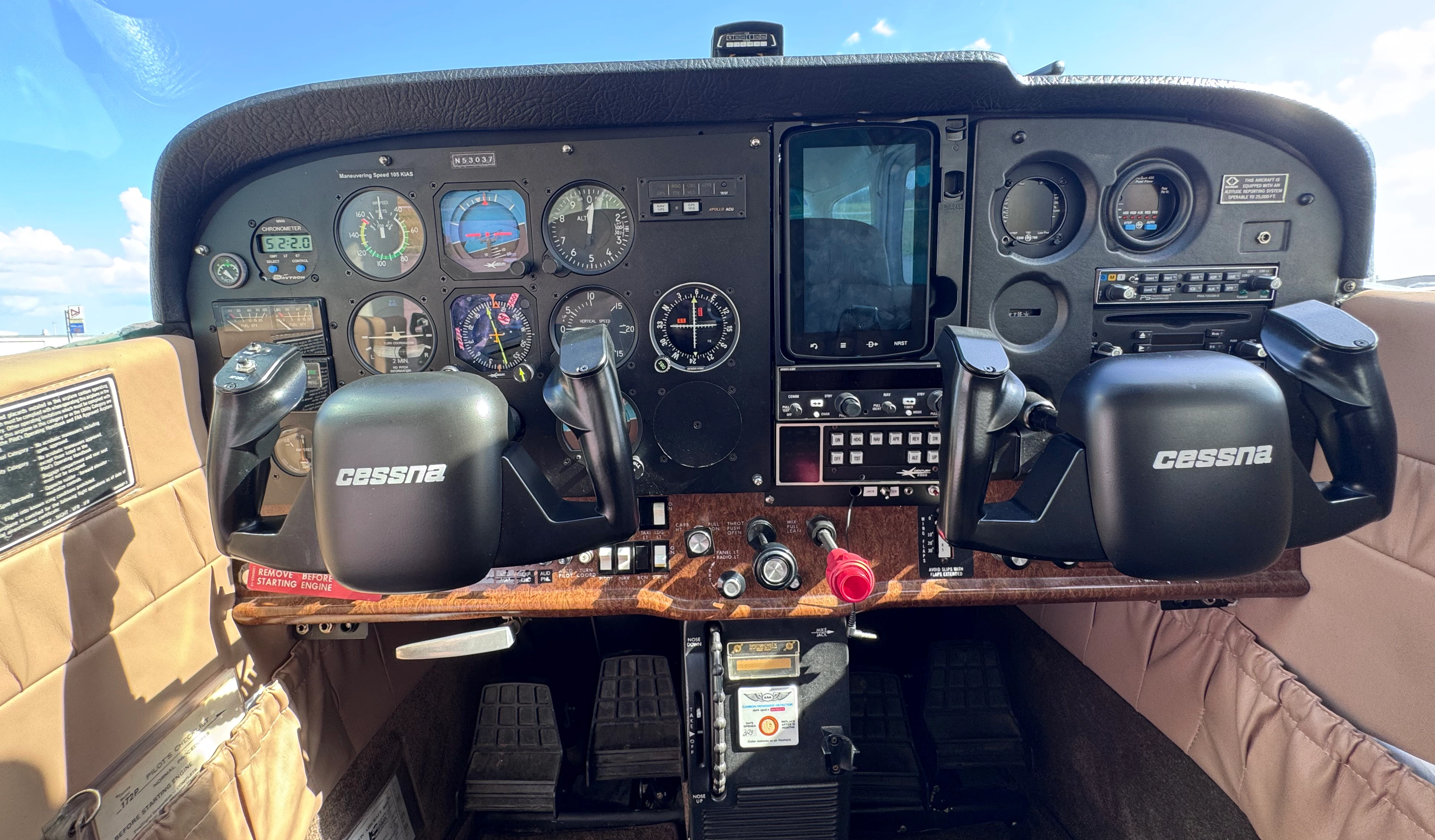 Instrument panel and dual Cessna controls in N53037